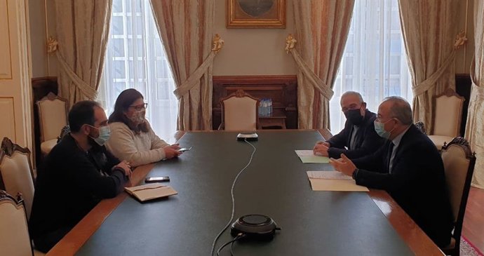 Reunión del alcalde de Santiago, Xosé Sánchez Bugallo, con el sector de la hostelería nocturna