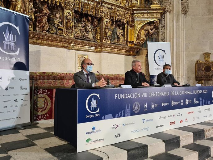 El consejero de Cultura y Turismo, Javier Ortega, el presidente de la Fundación de la Catedral, Mario Iceta, y el deán de la Seo, Vicente Rebollo.