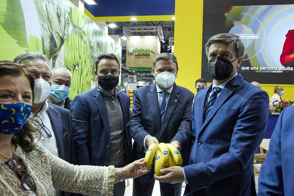 El ministro de Agricultura, Pesca y Alimentación, Luis Planas (c), con plátanos de Canarias, en la inauguración de la Feria Internacional del Sector de frutas y Hortalizas 'Fruit Attraction 2021' en el Recinto Ferial de IFEMA-Madrid,
