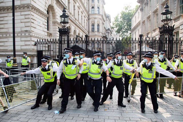 Archivo - 24 July 2021, United Kingdom, London: Police officers stand outside the gates of 10 Downing street during a demonstration against the Coronavirus Covid-19) vaccine pass and other restrictions. Photo: Thabo Jaiyesimi/SOPA Images via ZUMA Press Wi