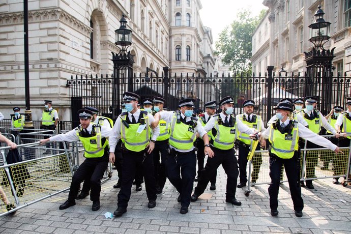 Archivo - 24 July 2021, United Kingdom, London: Police officers stand outside the gates of 10 Downing street during a demonstration against the Coronavirus Covid-19) vaccine pass and other restrictions. Photo: Thabo Jaiyesimi/SOPA Images via ZUMA Press 