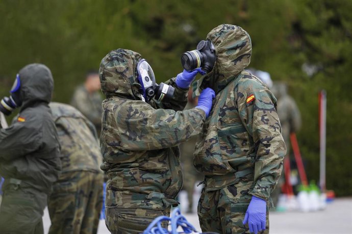 Archivo - Un equipo de descontaminación de la compañía NBQ (Nuclear,  Biológico y Químico) del Batallón del Cuartel General de La Legión.  Acude a Granada para realizar tareas de desinfección en la residencia Regina Mundi. Granada a 15 de abril del 2020