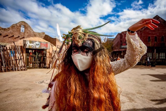 Segundo día de la temporada de Halloween en el Parque Warner de Madrid, a 3 de octubre de 2021, en San Martín de la Vega, Madrid (España). 