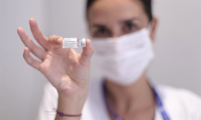 Archivo - Una sanitaria sujeta una dosis de Janssen contra el Covid-19 para los estudiantes del próximo Erasmus, en el dispositivo puesto en marcha en el Colegio Oficial de Médicos de Madrid, a 7 de julio de 2021, en Madrid, (España).