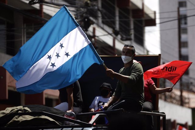 Archivo - Foto de archivo de un manifestante con una bandera de Honduras