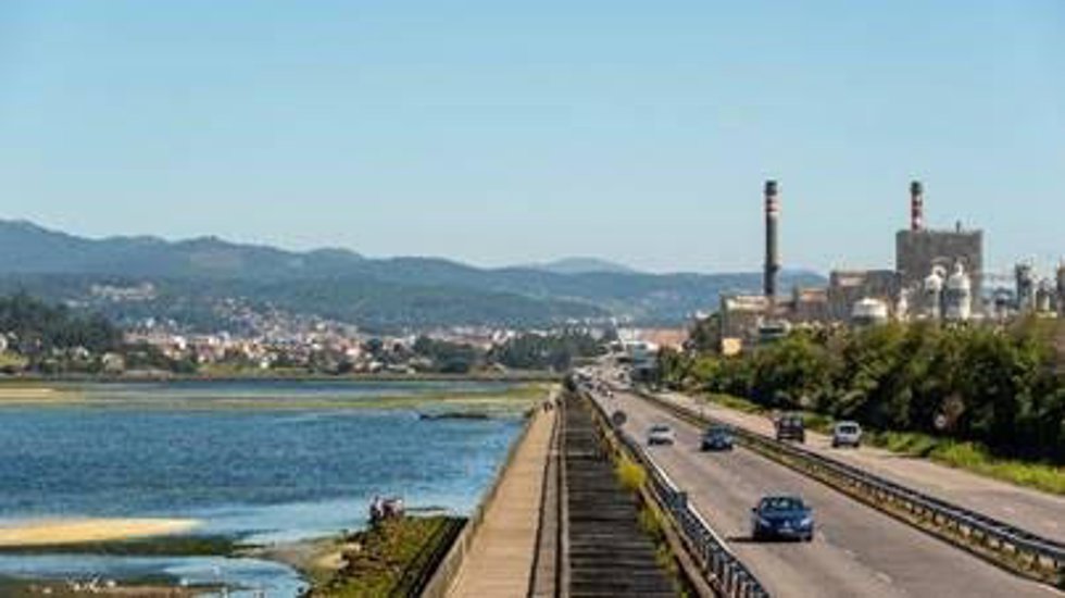 Archivo - Ence en la ría de Pontevedra