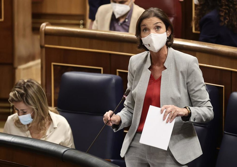 La ministra de Industria, Comercio y Turismo, Reyes Maroto, interviene en una sesión de control al Gobierno en el Congreso de los Diputados, a 20 de octubre de 2021, en Madrid, (España). 