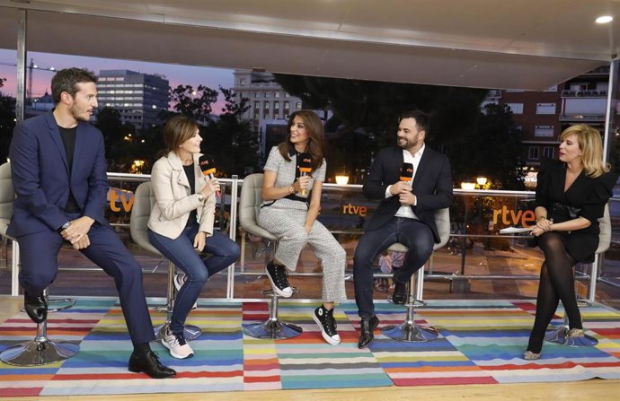 (i-d) Los periodistas de RTVE Diego Losada, Lara Siscar, Sirún Demirjián y Alex Barreiro durante la presentación del plató móvil La Gran Consulta de RTVE, en la plaza de Colón de Madrid, a 18 de octubre de 2021, en Madrid (España). Este plató recorrer