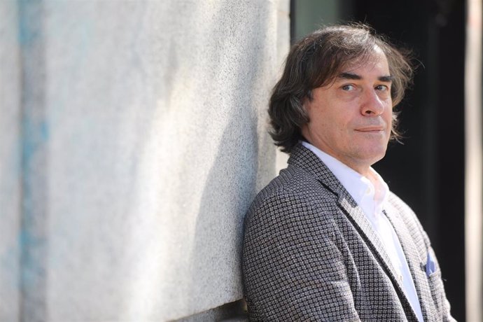 El escritor Mircea Cartarescu posa, después de una entrevista por la publicación de su obra Poesía esencial
