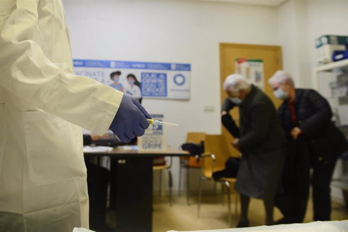 Un enfermero prepara una vacuna contra la gripe para administrarsela a varios ancianos, a 25 de octubre de 2021, en Ourense, Galicia, (España).