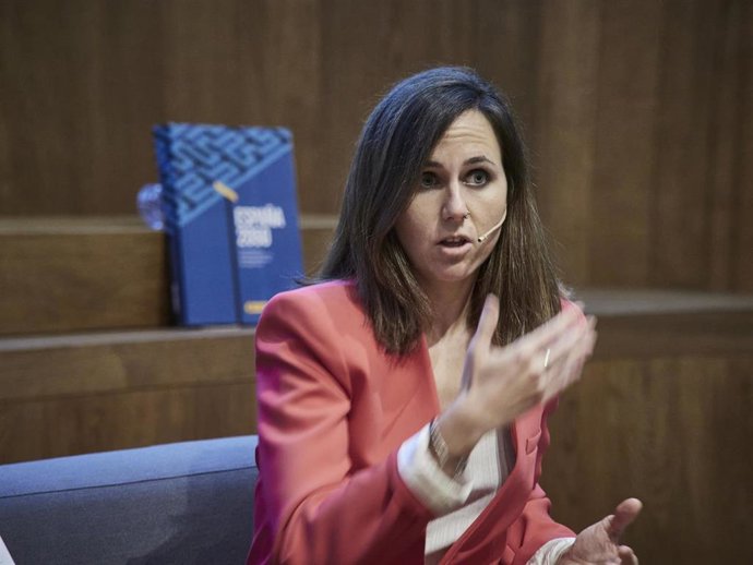 La ministra de Derechos Sociales y Agenda 2030, Ione Belarra, participa en una mesa redonda de  'Diálogos sobre el futuro: la Desigualdad y la Pobreza' en el Palacio del Condestable de Pamplona, a 21 de octubre de 2021, en Pamplona, Navarra, (España). 