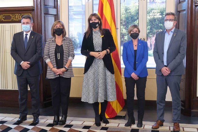 La presidenta del Parlament de Catalunya, Laura Borrs, ha mantenido este martes el primer encuentro oficial con los presidentes de las cuatro diputaciones catalanas.