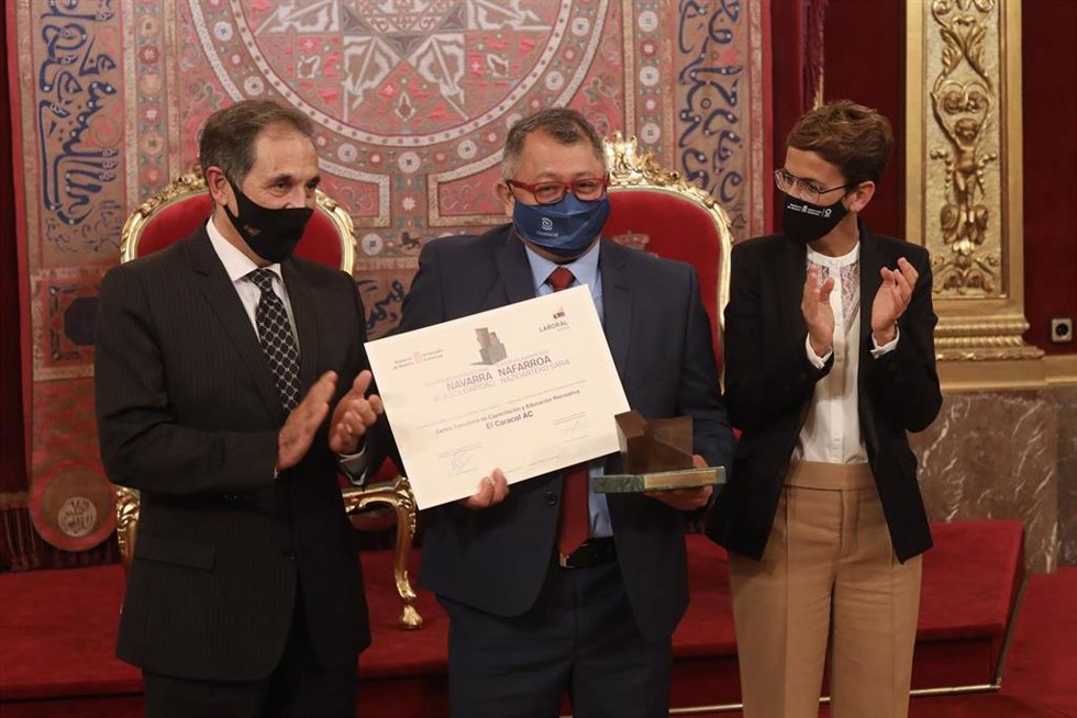 El galardonado, Luis Enrique Hernández, con Txomin García y la Presidenta Chivite.