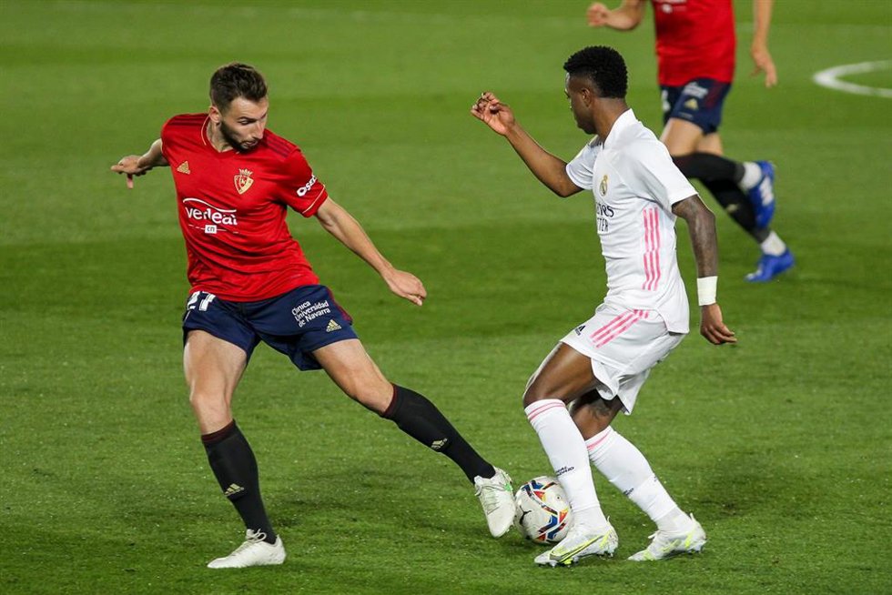 Archivo - Vinicius intenta desbordar a Moncayola en el Real Madrid-Osasuna de LaLiga Santander 2020-2021