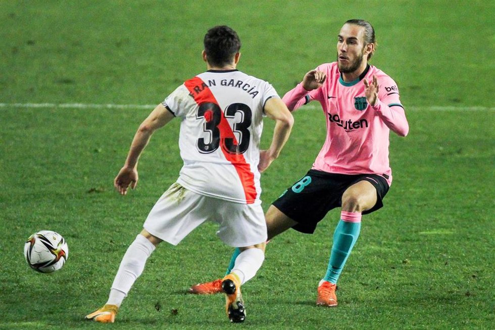 Archivo - Fran Garcia of Rayo Vallecanoand Oscar Mingueza of FC Barcelona\ in action during the spanish cup, Copa del Rey football match played between Rayo Vallecano and FC Barcelona at Vallecas stadium on January 28, 2021 in Madrid, Spain.
