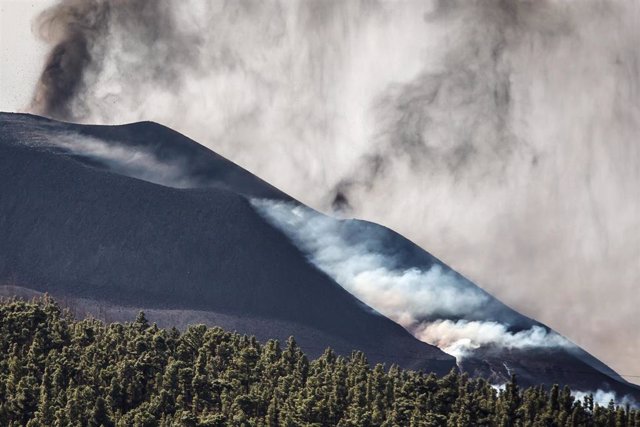 Vista del volcán de Cumbre Vieja con las tres nubes de ceniza, desde Los Llanos de Aridane, a 20 de octubre de 2021, en La Palma, Santa Cruz de Tenerife, Islas Canarias (España). La colada norte del volcán de Cumbre Vieja, que entró en erupción el pasado 