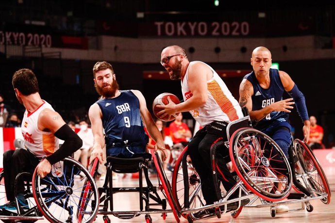 Archivo - Asier García intenta penetrar en el duelo entre la selección española de baloncesto en silla y Gran Bretaña de los Juegos Paralímpicos de Tokio