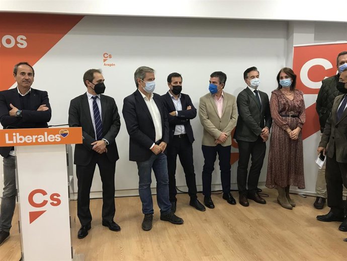 El líder de Ciudadanos (Cs) en Aragón, Daniel Pérez Calvo, tercero por la izquierda,después de la junta directiva y antes reunirse el comité autonomico