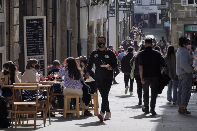 Terrazas de restaurantes llenas de gente en Santiago de Compostela