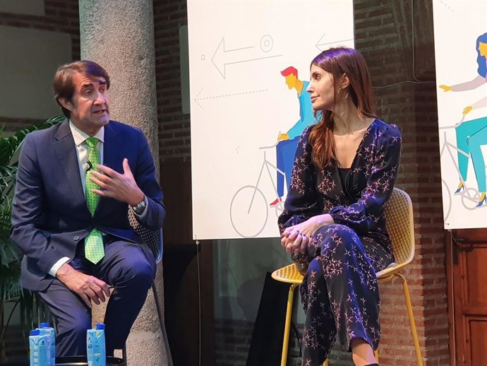 Suárez-Quiñones participa en la mesa redonda sobre 'La movilidad en la España despoblada'.