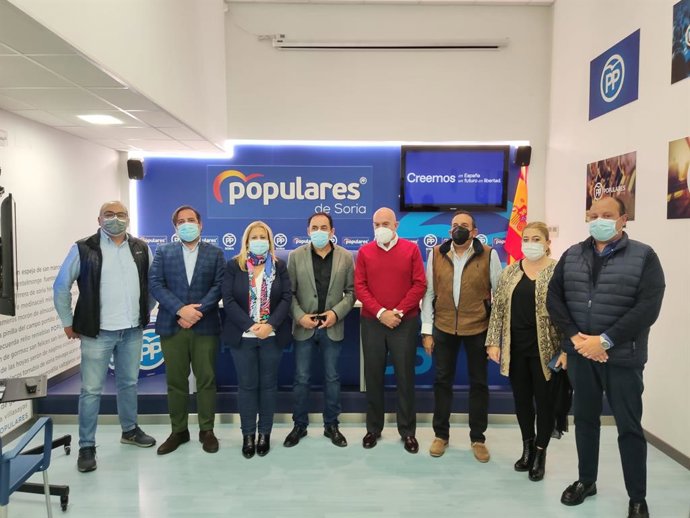 El consejero de Agricultura explica al PP de Soria los avances de la Junta en la provincia.