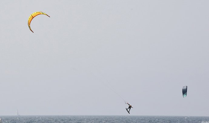 Archivo - Imagen de archivo de kitesurfistas en Cádiz