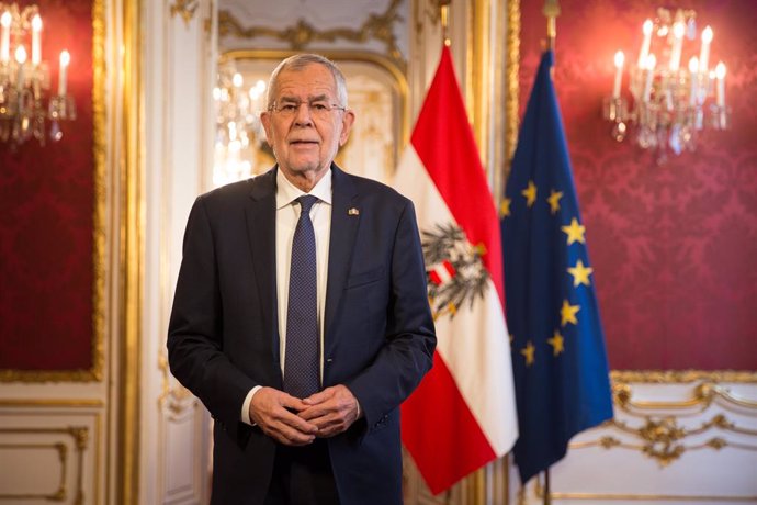 HANDOUT - 25 October 2021, Austria, Vienna: Austrian President Alexander Van der Bellen speaks during the recording of his TV address for the National Day in the presidential chancellery in Vienna. Photo: Peter Lechner/BUNDESHEER via APA/dpa - ATTENTION