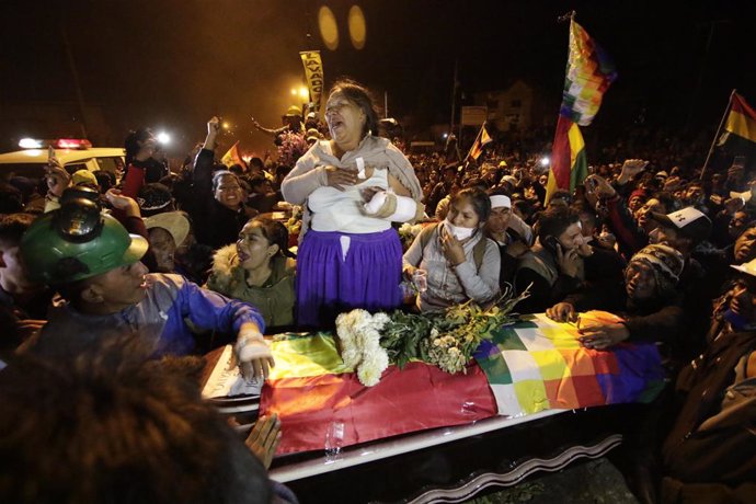 Archivo - Un grupo de personas llora a los fallecidos de la masacra de Sacaba (Bolivia).