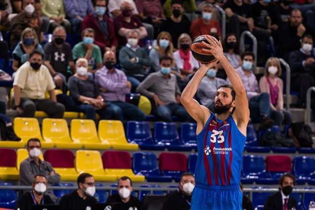 Nikola Mirotic realiza un lanzamiento durante un partido del Barça