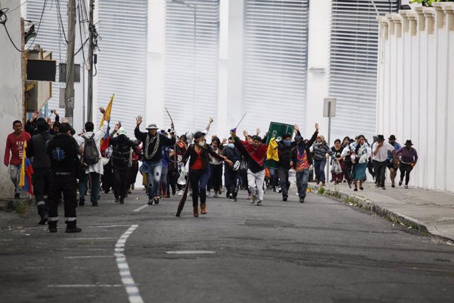 Archivo - 11 October 2019, Ecuador, Quito: Protesters clash with policemen following a protest against the government's decision to lift 40-year-old fuel subsidies as part of an austerity programme agreed with the International Monetary Fund (IMF). Photo: