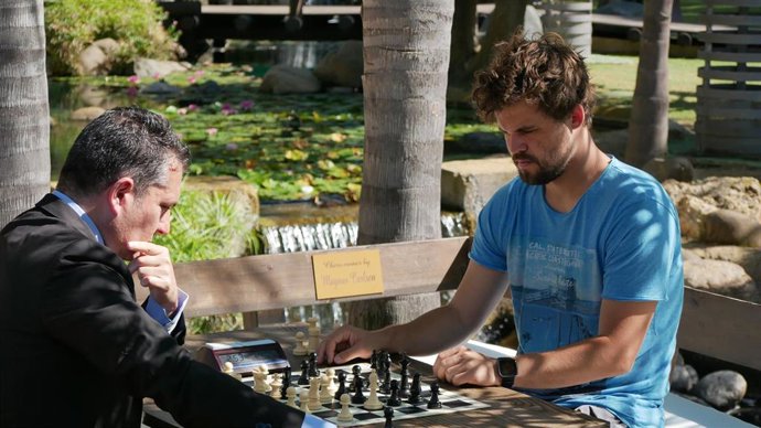 Magnus Carlsen jugando una partida en el Royal Hideaway Sancti Petri