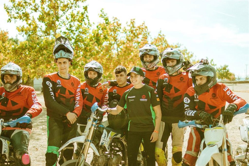 Ana Carrasco junto a los participantes de Team Heretics en la masterclass de dirt track en el Circuito de Alcarrás