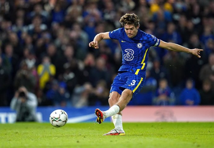 26 October 2021, United Kingdom, London: Chelsea's Marcos Alonso scores his side's first goal in the penalty shoot-out during the English Carabao Cup Fourth Round soccer match between Chelsea vs Southampton at Stamford Bridge. Photo: Nick Potts/PA Wire/
