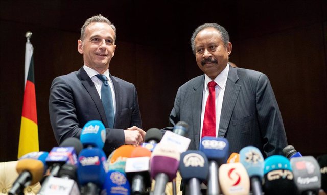 Archivo - El ministro de Asuntos Exteriores alemán, Heiko Maas (izquierda), estrecha la mano del primer ministro sudanés, Abdalá Hamdok, durante una rueda de prensa tras una reunión