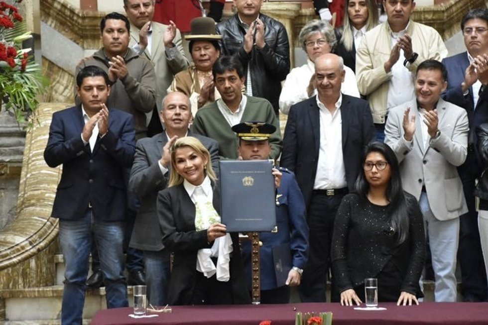 Archivo - Jeanine Áñez en la presentación de la ley de convocatoria de elecciones para Bolivia