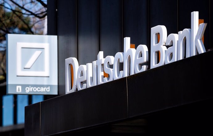 Archivo - FILED - 24 April 2021, Lower Saxony, Oldenburg: The Deutsche Bank logo hangs above the entrance at a branch in the city center. The German bank announced today, Wednesday, that its net profit during the third quarter of this year increased by 
