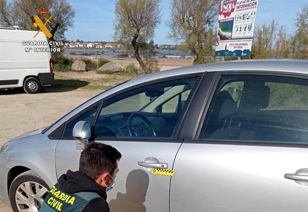 La Guardia Civil junto a un vehículo