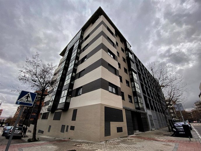 Archivo - Un edificio de viviendas de Madrid.
