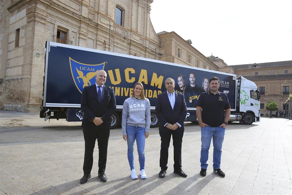 El director financiero de ESP Solutions, Juan Moya, arropado por los deportistas David Cal y Mireia Belmonte, así como por el director de Deportes de la UCAM, Pablo Rosique, en la presentación del camión