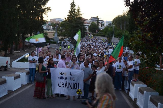 Archivo - Manifestación en contra de una mina de uranio en la provincia de Badajoz, en una imagen de archivo.