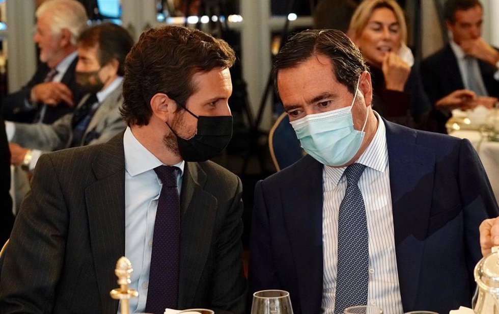 El presidente del PP, Pablo Casado, y el presidente de la CEOE, en un desayuno informativo organizado por el Foro Nueva Economía. En Madrid, a 27 de octubre de 2021.