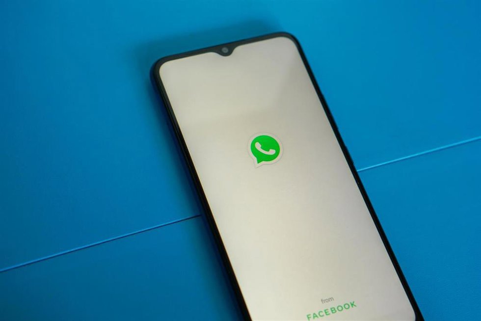 Móvil Android con WhatsApp.