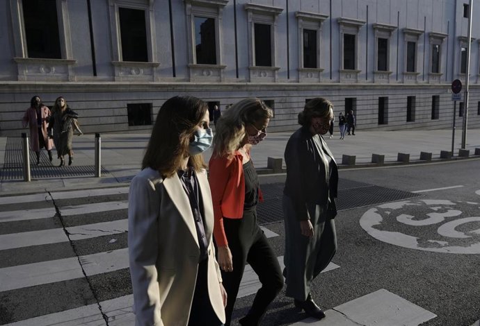 (I-D) La ministra de Derechos Sociales y Agenda 2030, Ione Belarra; la vicepresidenta segunda y ministra de Trabajo y Economía Social, Yolanda Díaz; y la alcaldesa de Barcelona, Ada Colau.