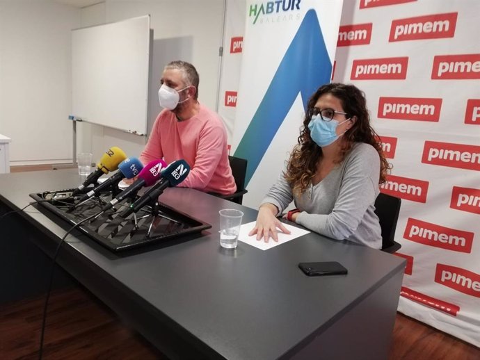 El presidente y la gerente de Habtur, Toni Barceló y Maria Gibert, en la sala de prensa de Pimem.