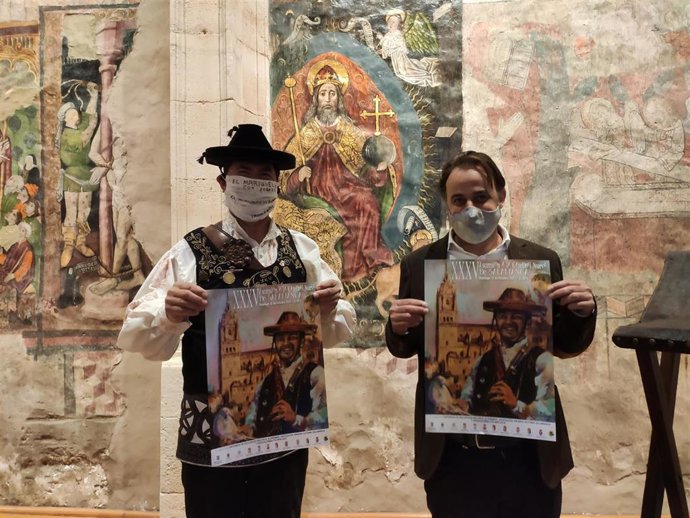 Ángel Rufino de Haro 'el Mariquelo' (d), junto al concejal de Turismo del Ayuntamiento de Salamanca, Fernando Castaño (i), en el Convento de las Claras.