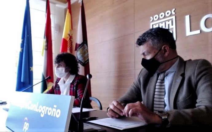 Conrado Escobar y Celia Sanz, en la rueda de prensa en la que han pedido la reapertura "inmediata" de la Oficina Muncipal de Vivienda de Logroño