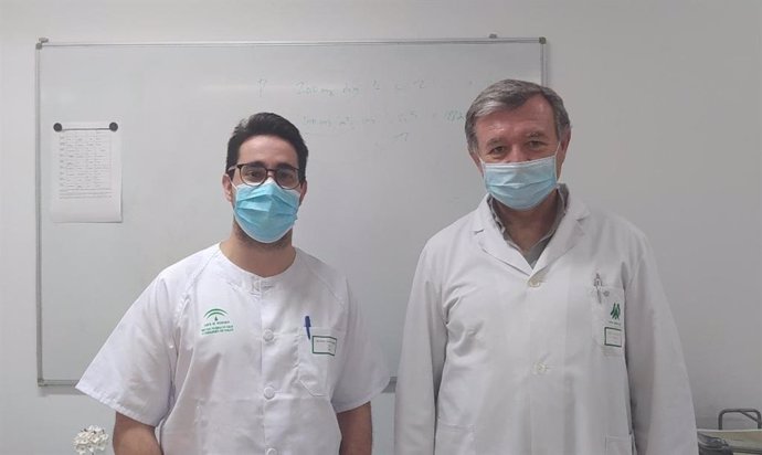 Emilio Jesús Alegre del Rey y Manuel David Gil, farmacéuticos del Hospital Universitario de Puerto Real.