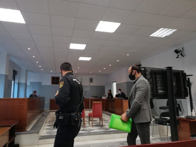 El acusado entra en sala para el acto de juicio oral