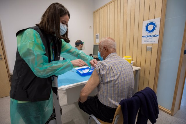 Empieza la campaña de vacunación frente a la Covid-19 en el colectivo de mayores de 80 años en el centro de salud de Milladoiro, en Ames (A Coruña).