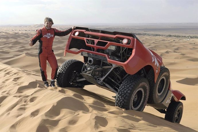 Carlos Checa junto al 'buggy' con el que competirá en el Rally Dakar 2022
